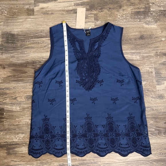 NWT Emery Rose Navy Blue Eyelet Lace Scalloped Hem Sleeveless V-Neck Top Sz 1XL - Picture 4 of 5